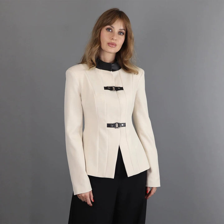 Damen Taillierter Blazer mit Stehkragen, Wiener Nähten und dekorativen Gurtverschlüssen Echoarchiv