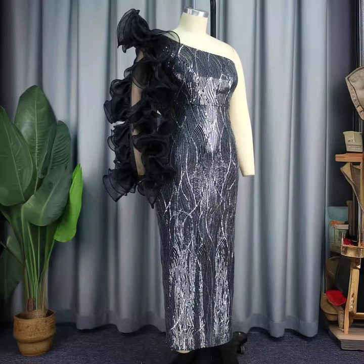 Damen Glamouröses Abendkleid mit schulterfreiem Design und voluminösen Rüschenärmel Echo Archiv