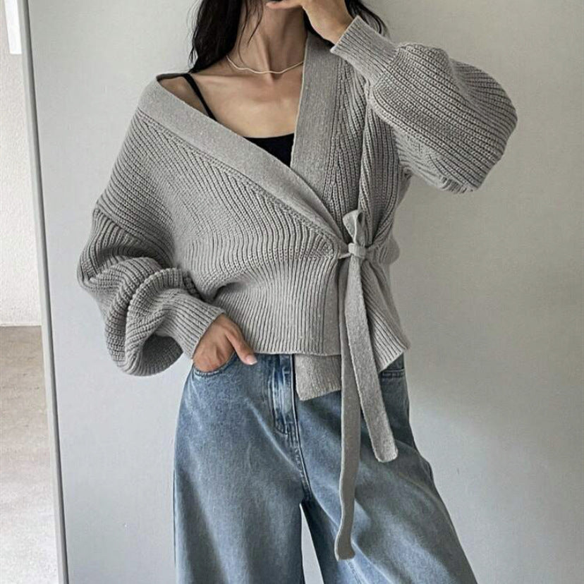 Damen Wickel-Strickjacke mit V-Ausschnitt, Taillenschleife und Ballonärmeln – Célinea