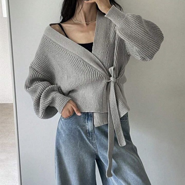 Damen Wickel-Strickjacke mit V-Ausschnitt, Taillenschleife und Ballonärmeln – Célinea