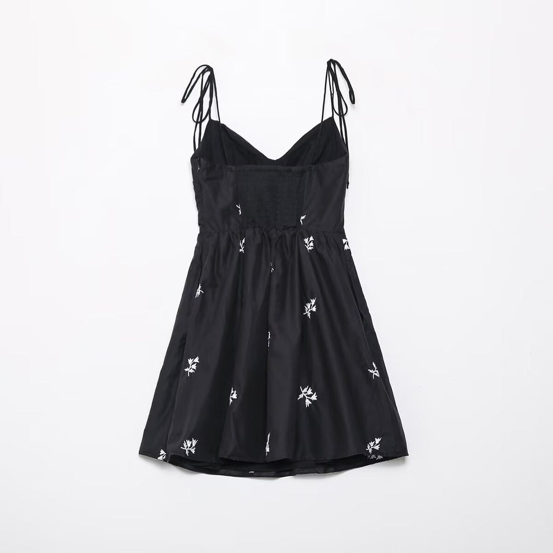 Damen Sommerkleid mit feinen Stickereien und verstellbaren Trägern Echo Archiv
