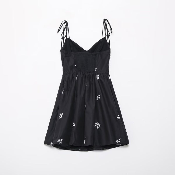 Damen Sommerkleid mit feinen Stickereien und verstellbaren Trägern Echo Archiv