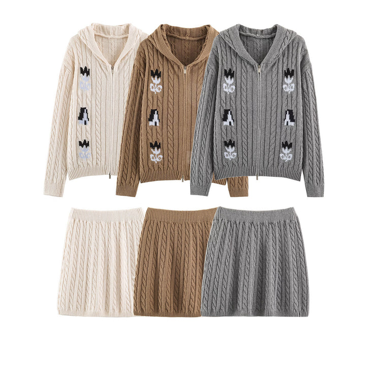 Damen Zweiteiliges Strick-Set mit Zipper-Kapuzenjacke und kurzem Zopfmuster-Rock Echoarchiv