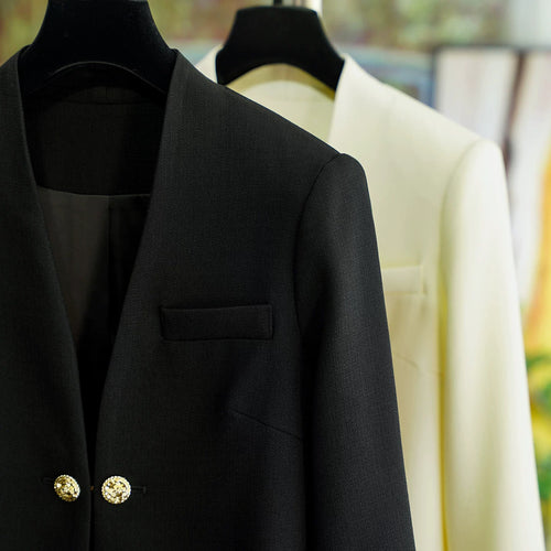 Damen Stilvoller Kurzblazer mit glamourösen Knöpfen Echoarchiv
