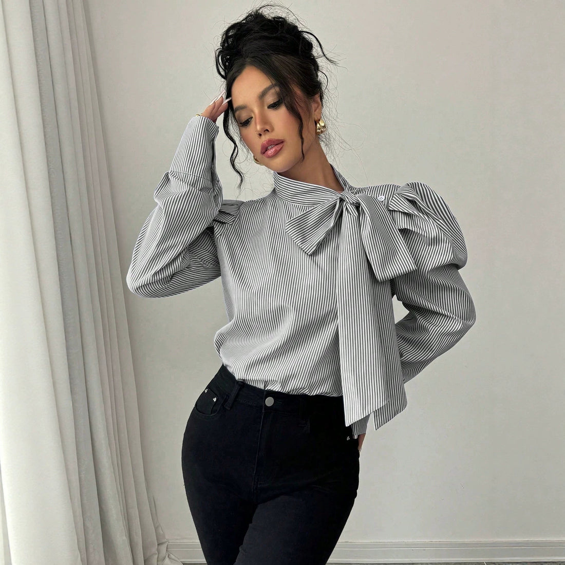 Damen Popeline-Bluse mit Stehkragen, großem Schleifenband und Ballonärmeln – Élovi