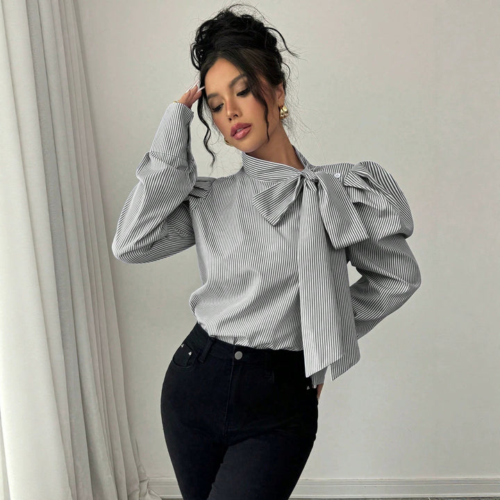 Damen Popeline-Bluse mit Stehkragen, großem Schleifenband und Ballonärmeln Echo Archiv