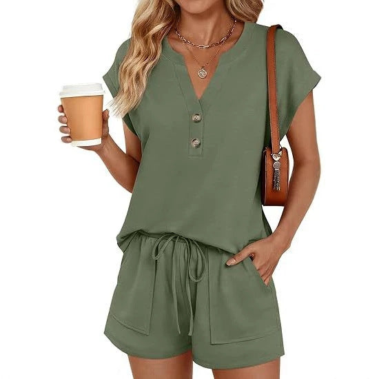 Damen Lässiges zweiteiliges Lounge-Set mit Knopfleiste, Kordelzugshorts und Eingrifftaschen – Élanora