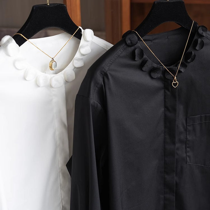 Damen Elegante Bluse im weiten Schnitt mit verdeckter Knopfleiste und Blumenapplikation am Rundhals Echo Archiv