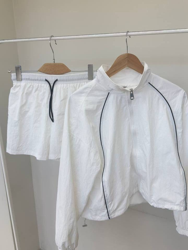 Damen gekürztes Windjacke-Set mit Stehkragen, kontrastierender Paspelierung und elastischer kurzer Freizeit-Hose – Célinea