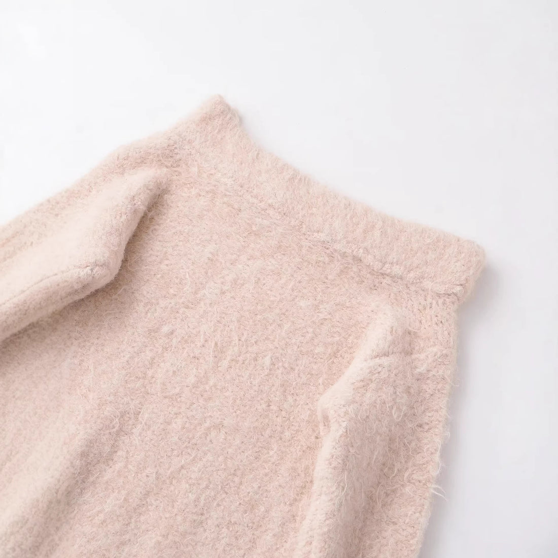 Damen Flauschiger Strickpullover mit weitem Bootkragen und Spitzenbesatz Echoarchiv