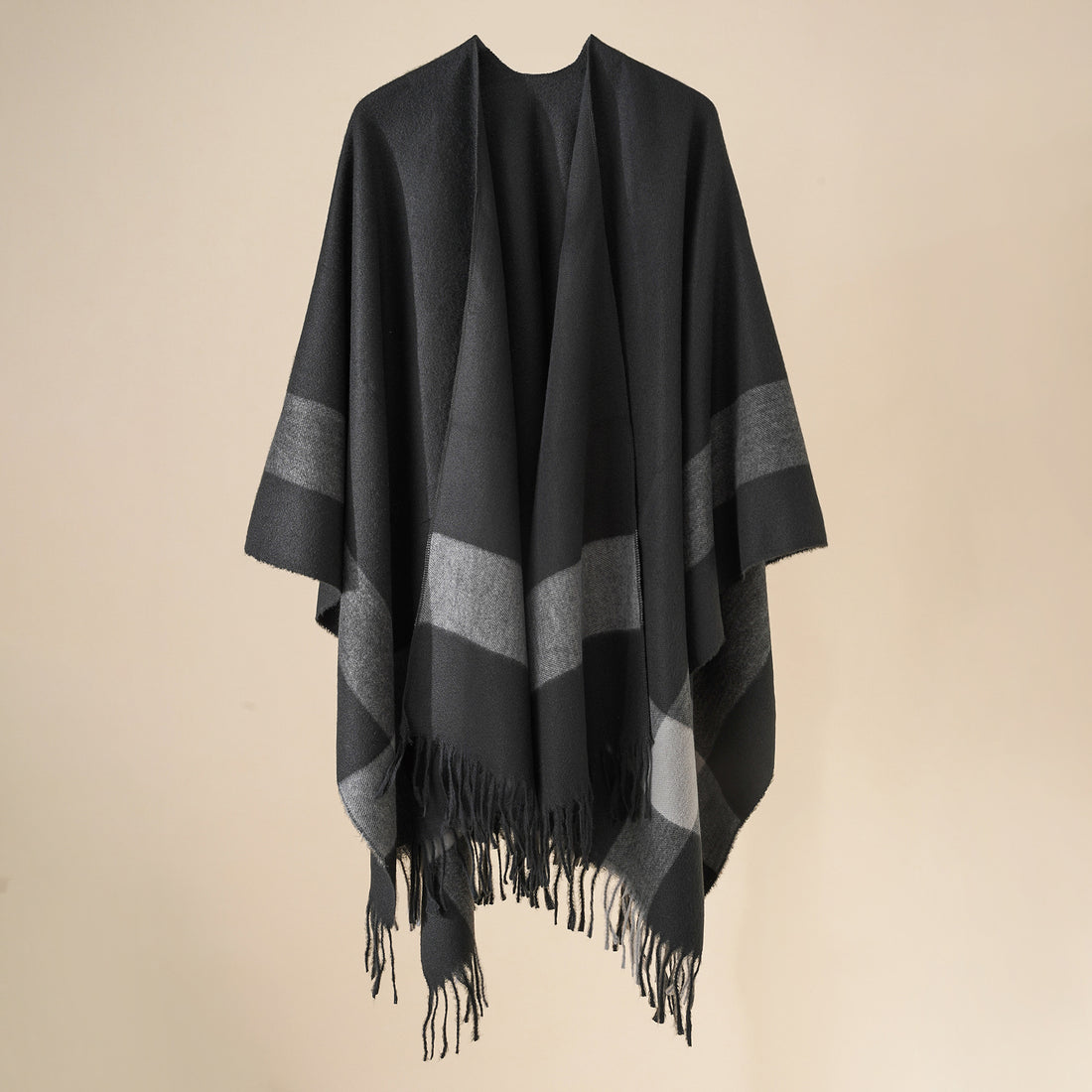 Damen Wollmix‑Schulterponcho mit Fransensaum und kontrastierenden Blockstreifen – Célinea