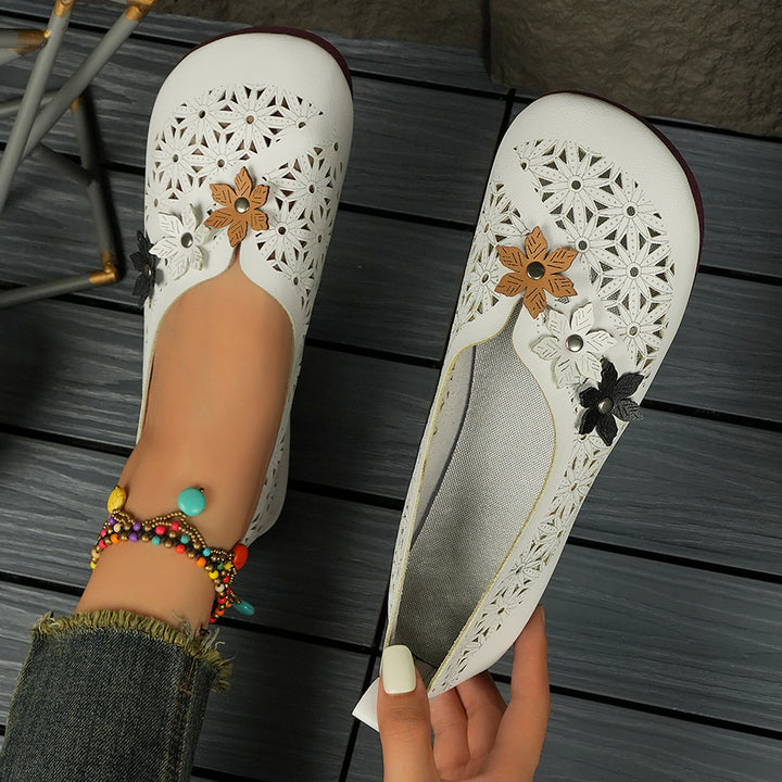 Damen nan flache Ballerina-Pantoffel mit Laserperforation und dreidimensionaler Blumenapplikation Echo Archiv