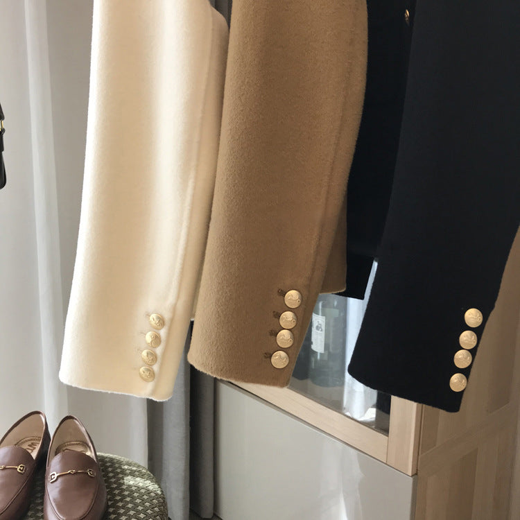 Damen Stilvolle Kurzjacke mit Knopfdetails Echoarchiv