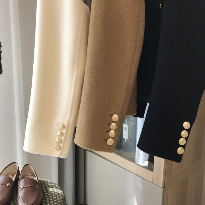 Damen Stilvolle Kurzjacke mit Knopfdetails Echoarchiv