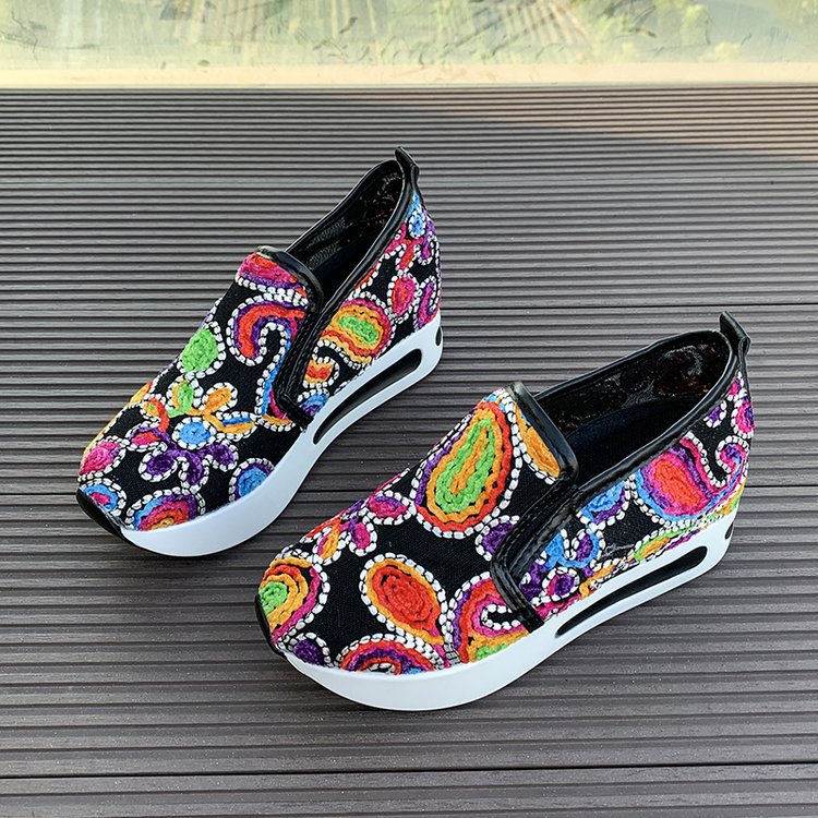 Damen Slip-On Keil-Sneaker mit besticktem Canvas-Obermaterial und luftgepolsterter Plateau-Sohle Echo Archiv