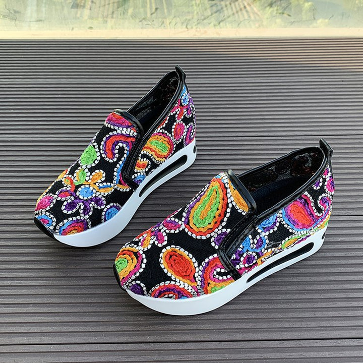 Damen Slip-On Keil-Sneaker mit besticktem Canvas-Obermaterial und luftgepolsterter Plateau-Sohle Echo Archiv