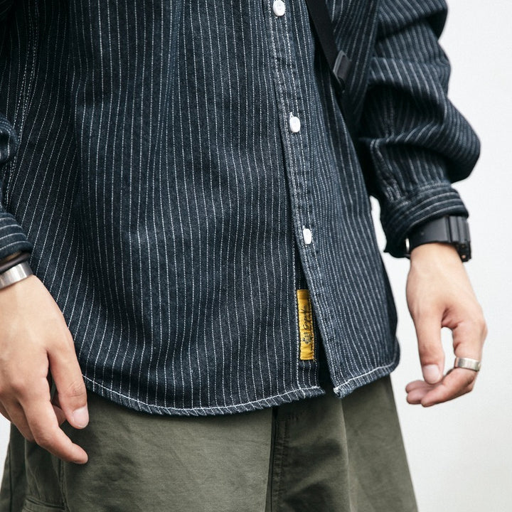 Herren Denim-Hemdjacke mit modernem Streifenmuster und praktischen Brusttaschen Echoarchiv