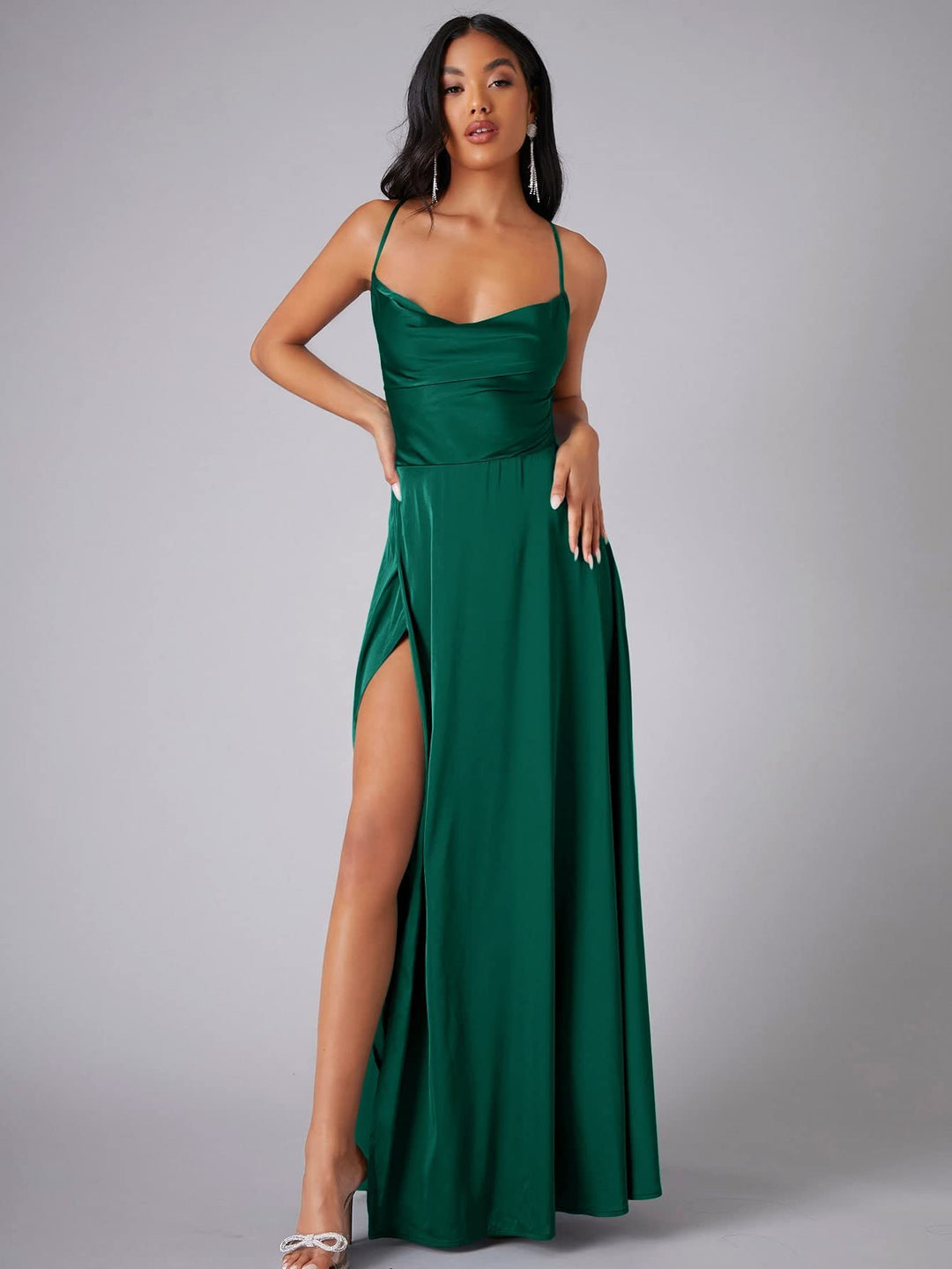 Elegantes Maxikleid für Damen mit fließenden und verführerischen Spaghettiträgern – Echo Archiv