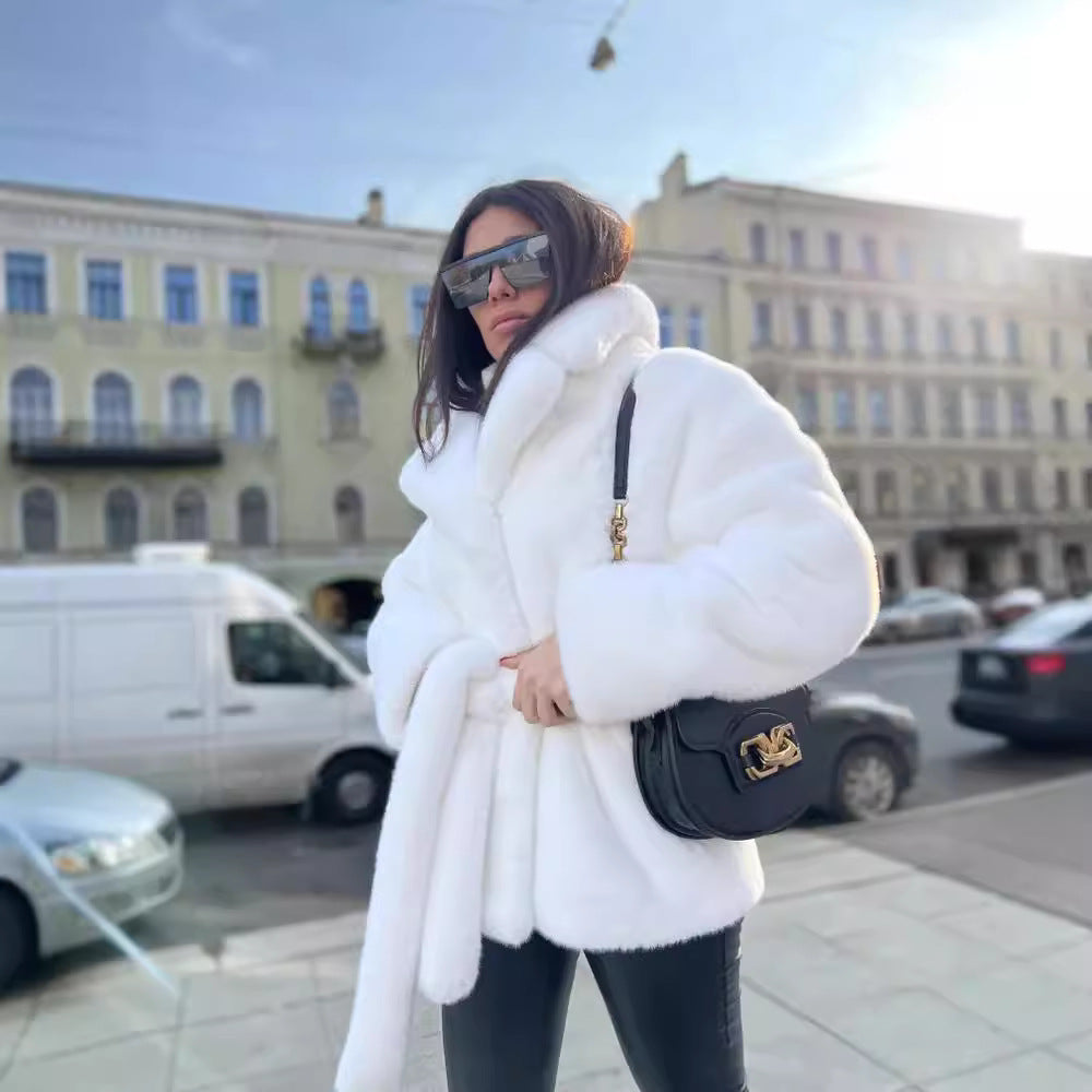 Damen Kurzmantel aus dichtem Faux‑Fur mit Bindegürtel und hohem Stehkragen Echo Archiv