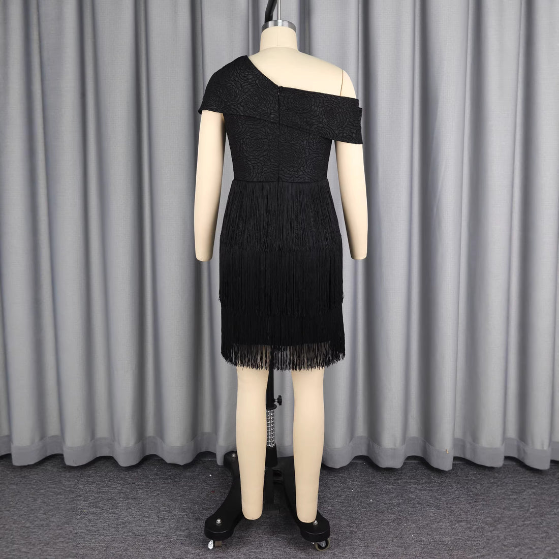 Damen glamouröses Abendkleid mit Rüschen und Fransen – Élara