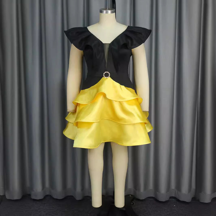 Damen Verspieltes Kleid mit voluminösen Rüschen und tiefem V-Ausschnitt Echo Archiv