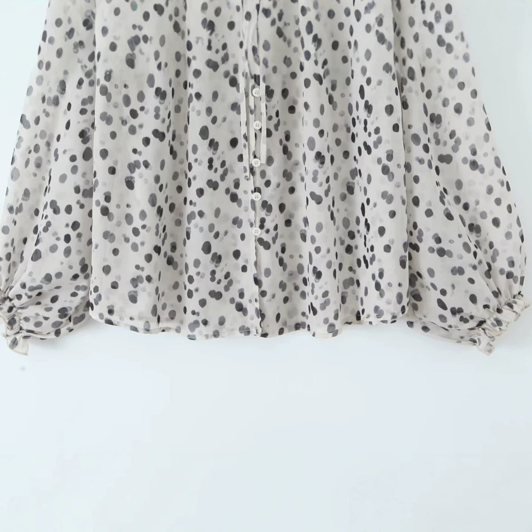 Damen Transparente Chiffonbluse mit Tupfenprint, Stehkragen und voluminösen Rüschenärmeln Echo Archiv