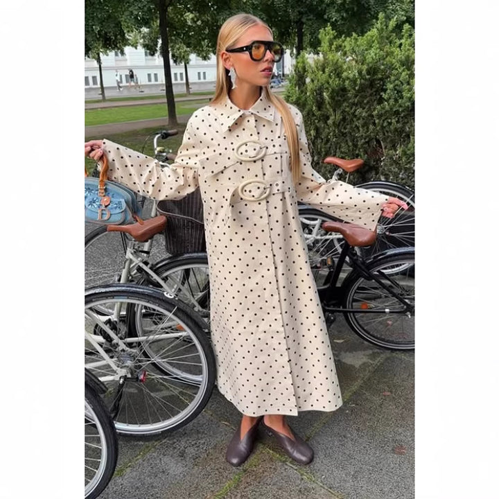 Damen Langer gepunkteter Trenchcoat mit übergroßem Revers und Zierösen Echoarchiv