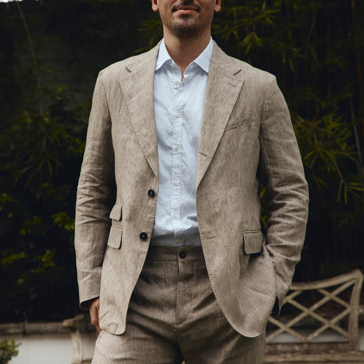 Herren eleganter Leinenanzug mit feinem Schnitt und praktischen Taschen Echoarchiv