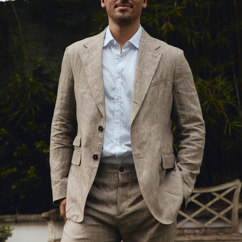 Herren eleganter Leinenanzug mit feinem Schnitt und praktischen Taschen Echoarchiv