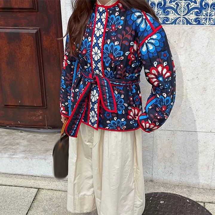 Damen Taillierte gestepptte Jacquard‑Baumwolljacke mit folklorem Blumenmuster & Bindegürtel Echoarchiv