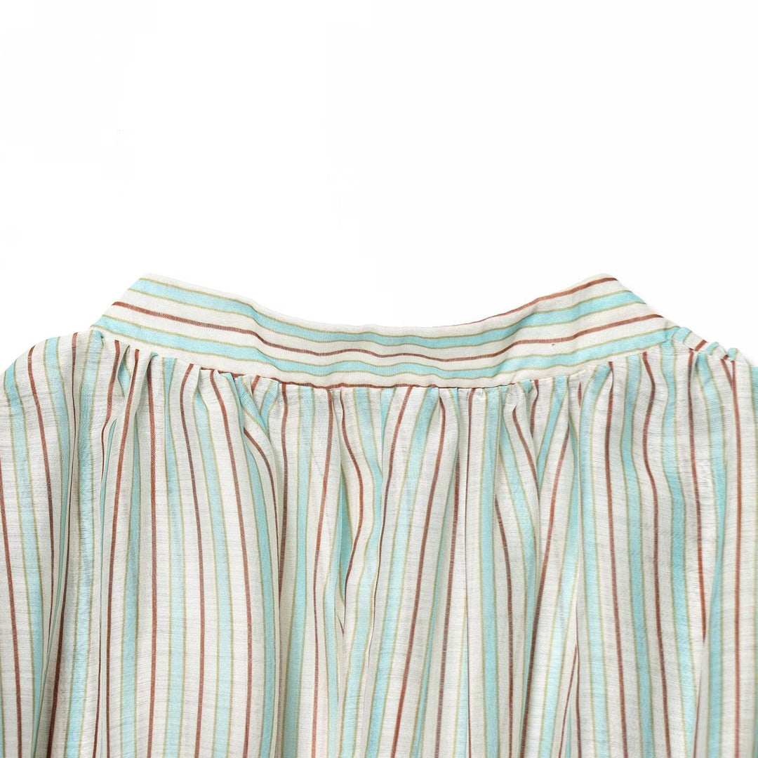Damenbluse mit tiefem V-Ausschnitt und eleganten Rüschendetails Echo Archiv