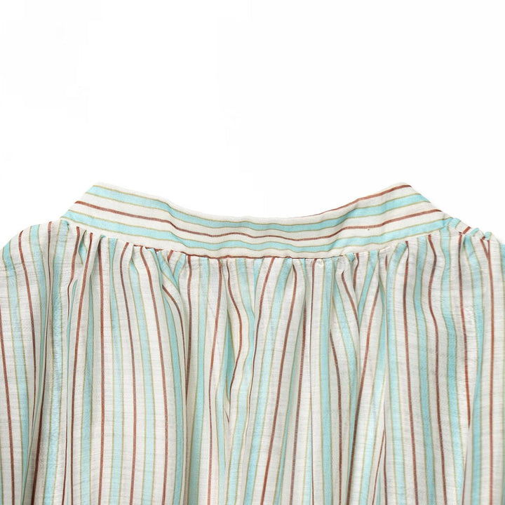 Damenbluse mit tiefem V-Ausschnitt und eleganten Rüschendetails Echo Archiv