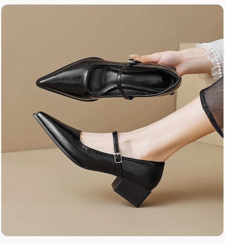 Damen Riemchenpumps im Mary‑Jane‑Stil mit spitzer Zehenkappe und geformtem Blockabsatz Echo Archiv