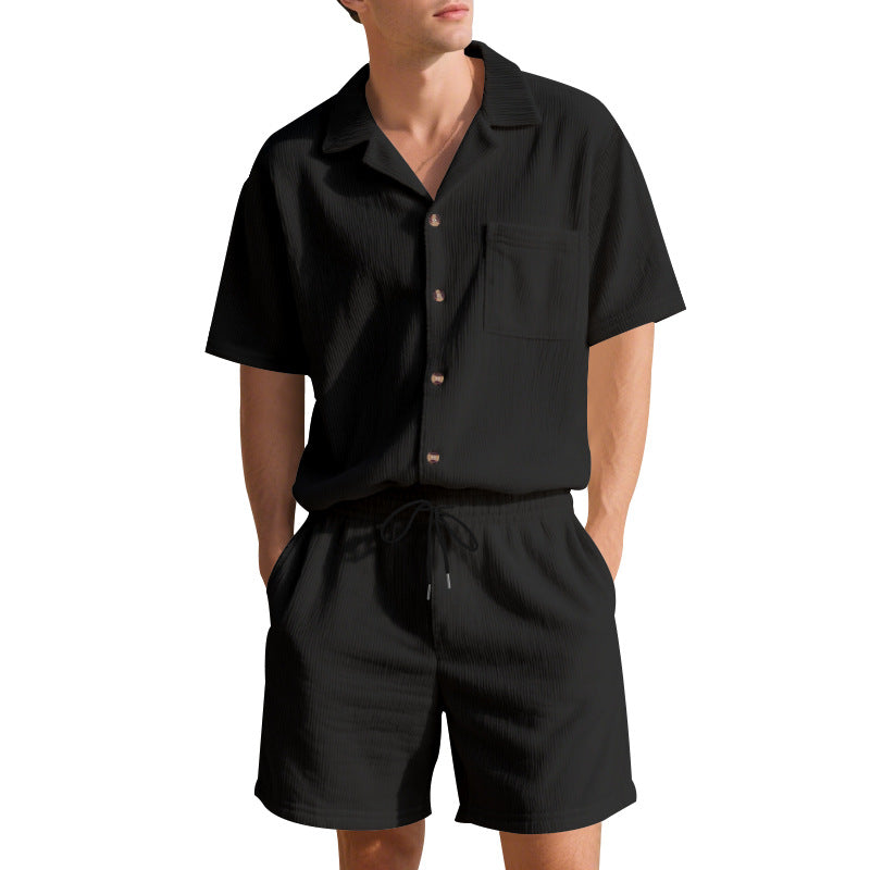 Herren lässiges Sommer-Outfit mit kurzärmeliger Hemdbluse und Shorts Echoarchiv
