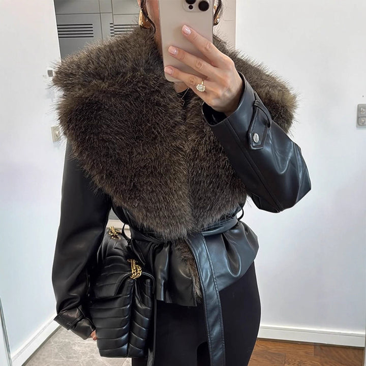 Damen taillierte Lederimitat-Jacke mit voluminösem Kunstfell-Schalkragen und Bindegürtel Echoarchiv