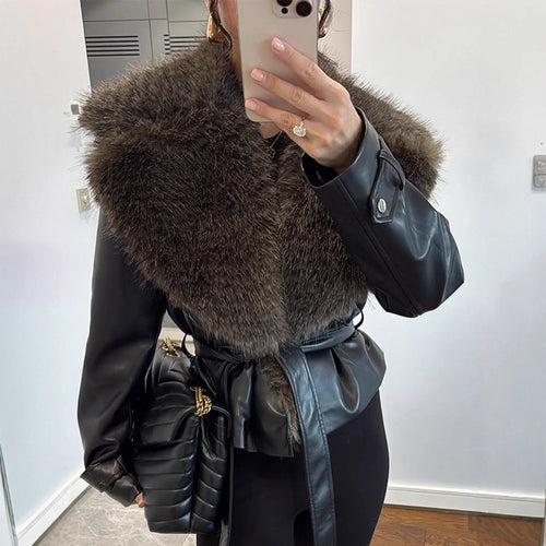 Damen taillierte Lederimitat-Jacke mit voluminösem Kunstfell-Schalkragen und Bindegürtel Echoarchiv
