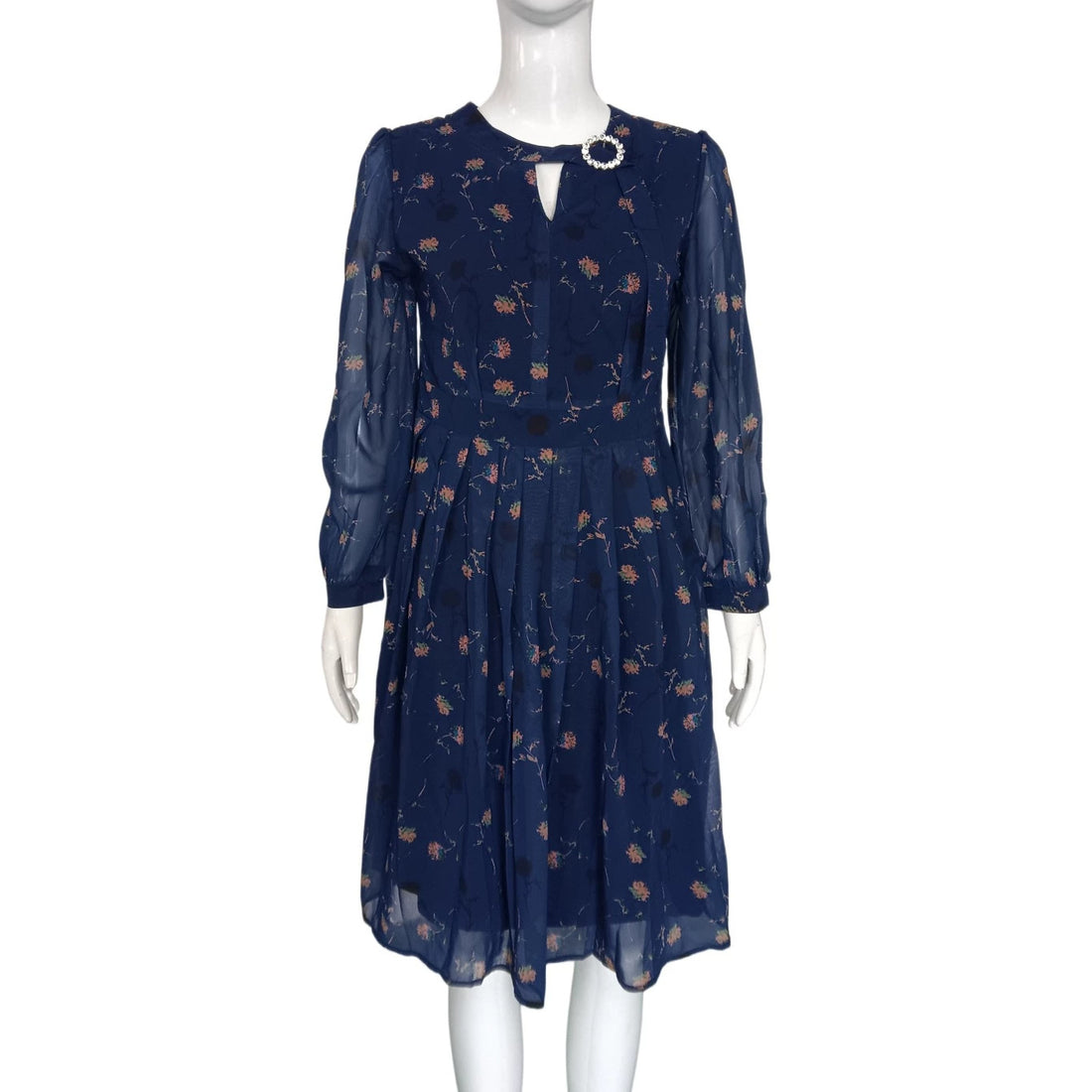 Damen Chiffon-Midikleid mit plissiertem Rock, transparenten Ärmeln und Zierbrosche – Élara