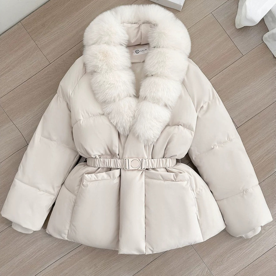 Damen Taillierte Kurz-Steppjacke mit voluminösem Schalkragen aus Kunstfell und Ziergürtel Echo Archiv