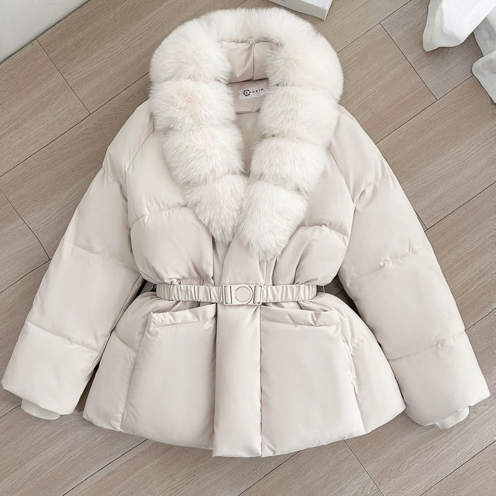 Damen Taillierte Kurz-Steppjacke mit voluminösem Schalkragen aus Kunstfell und Ziergürtel Echo Archiv