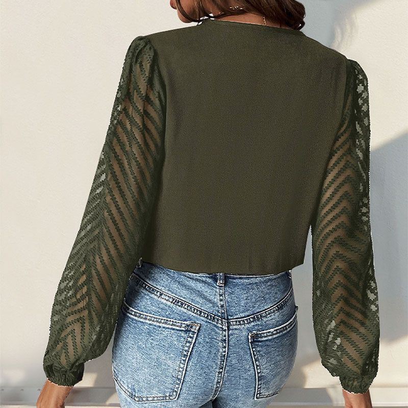 Damen V-Ausschnitt Bluse mit dekorativer Faltenpasse und transparenten Chevron-Ärmeln Echoarchiv