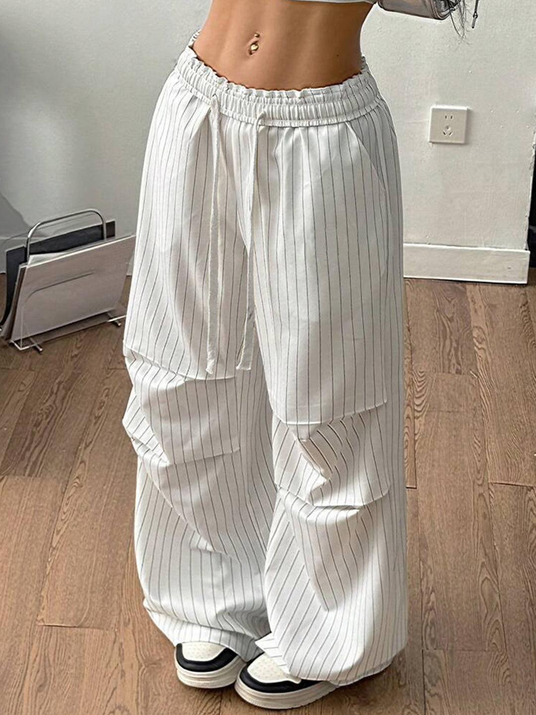 Damen Weite Nadelstreifen-Loungehose mit hohem Gummibund und Tunnelzug – Avérine