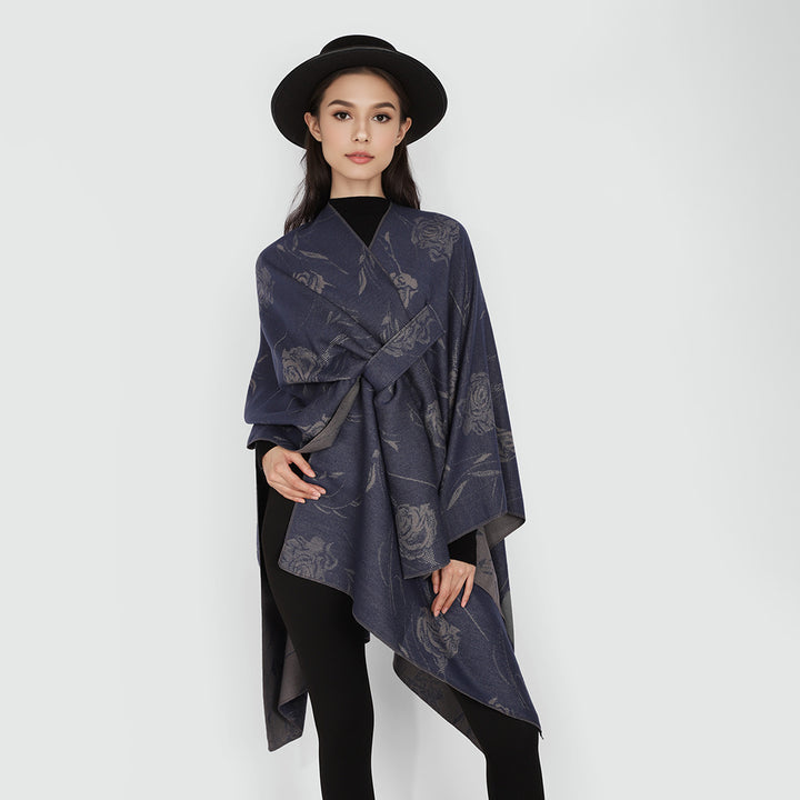 Damen Wendbarer Capeponcho mit Rosen-Jacquard und Bindegürtel Echo Archiv