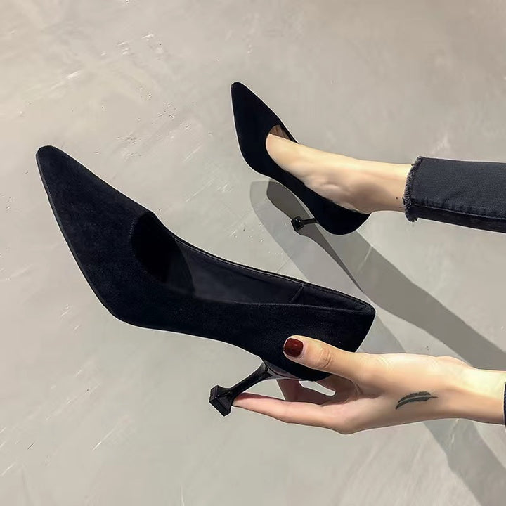 Damen spitze Pumps mit geometrischem Stiletto-Absatz und weichem Velours-Obermaterial Echo Archiv