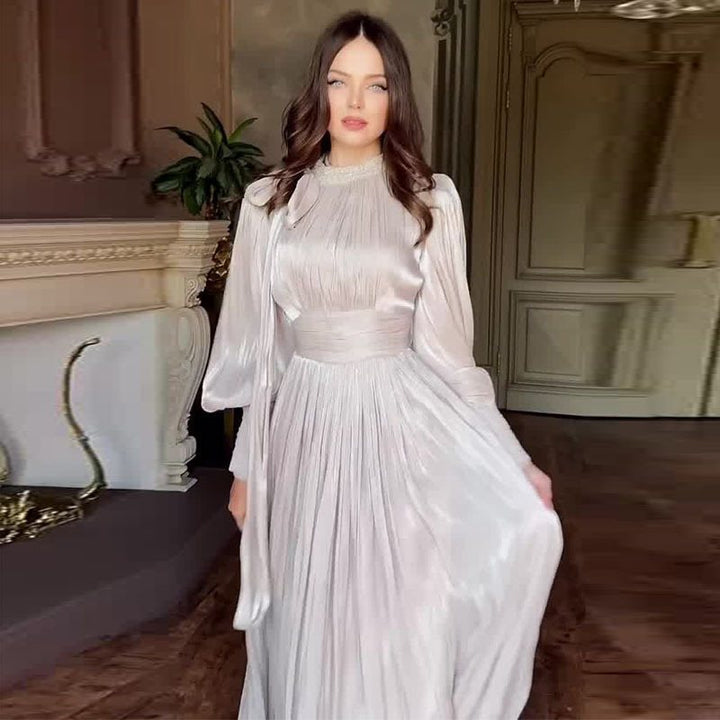 Damen Elegantes Chiffon-Maxikleid mit tailliertem Wickelbund, Stehkragen und langen Puffärmeln Echo Archiv