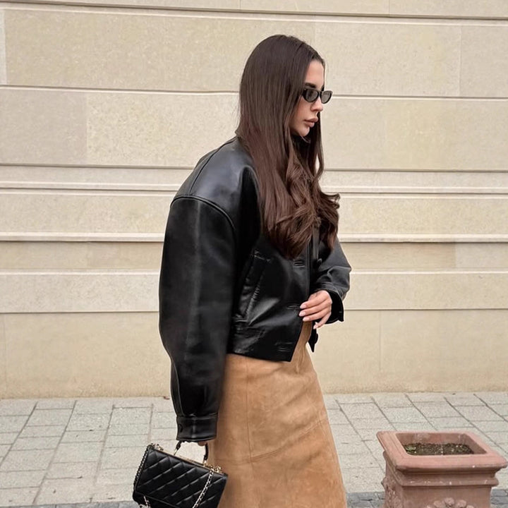 Damen Kurzjacke aus veganem Lederimitat im Boxy‑Cut mit oversized Schultern und verdeckter Knopfleiste Echoarchiv