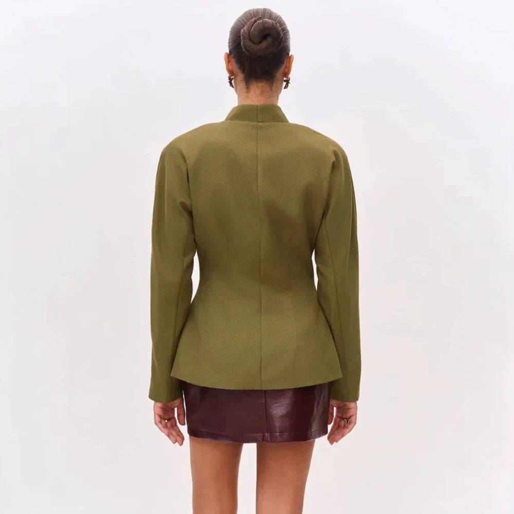 Damen Skulptural taillierte Jacke mit Schößchen, Stehkragen und Schmuckbrosche Echoarchiv