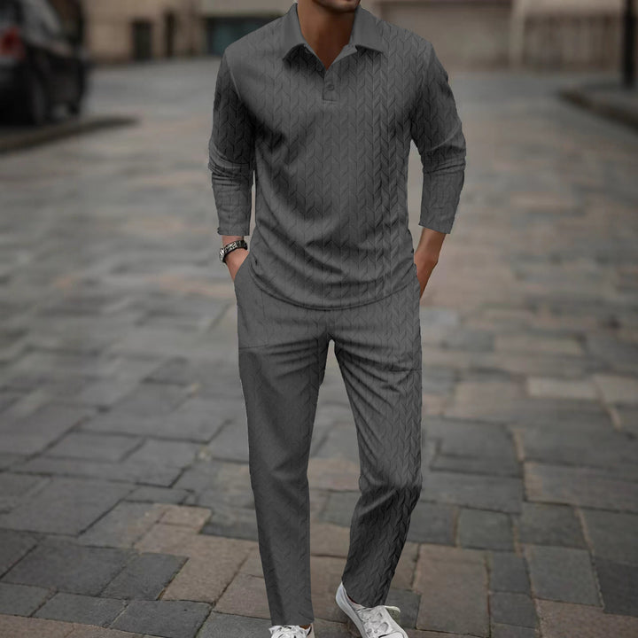 Herren elegantes Freizeitoutfit mit strukturiertem Oberteil und bequemen Hosen Echoarchiv