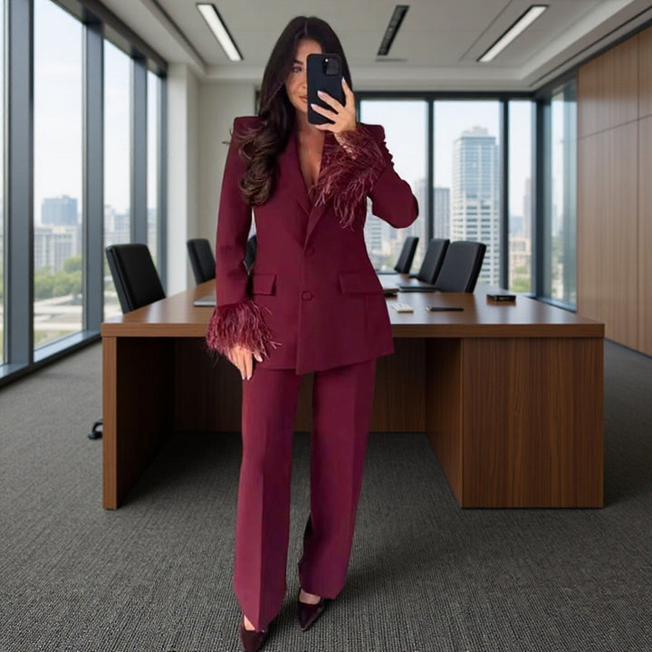 Damen Schicker taillierter Blazer-Hosenanzug mit Federbesatz an Manschetten Echo Archiv