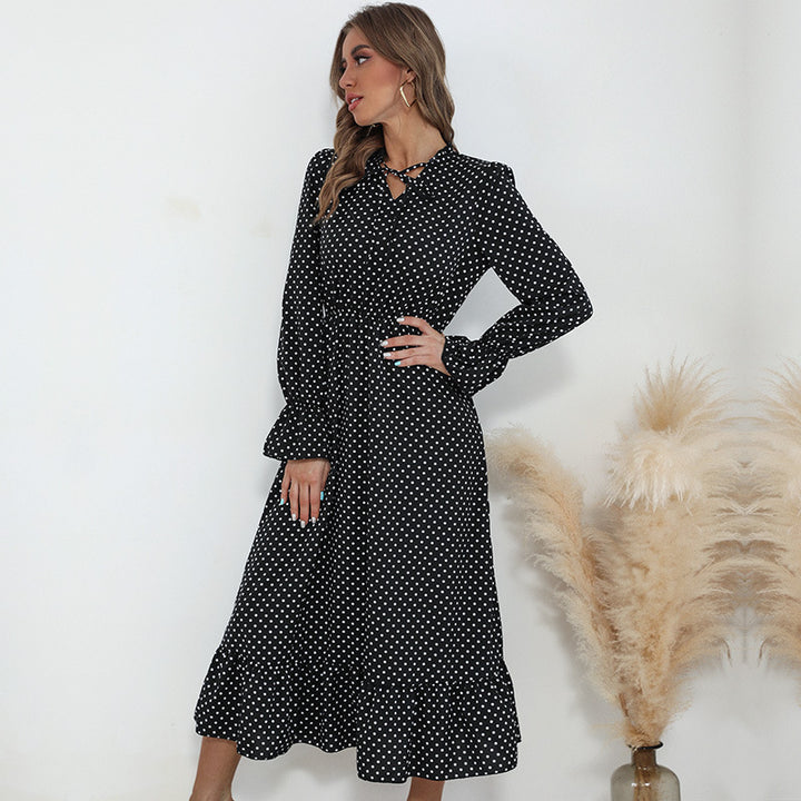 Damen Maxikleid mit Polka-Dot‑Print, geraffter Taille, Schleifenkragen und Volant-Saum Echoarchiv