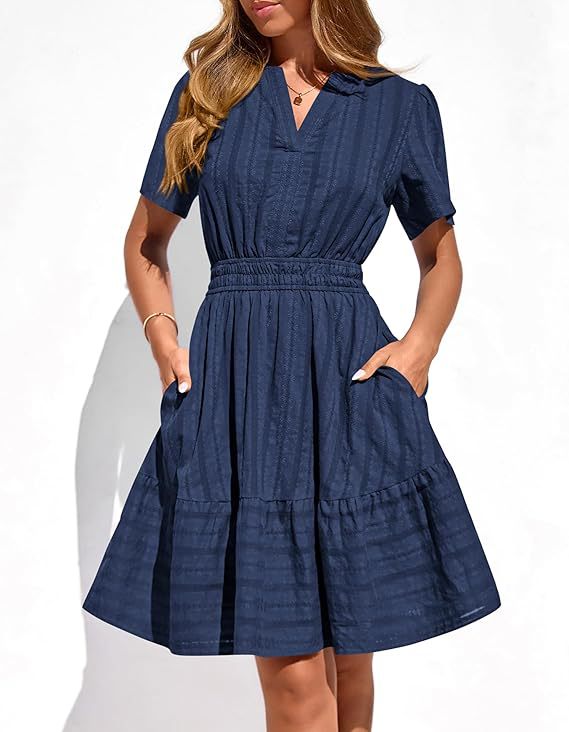 Damen Tailliertes Stufen-Midikleid mit Smokbund, V‑Ausschnitt und Eingrifftaschen Echo Archiv